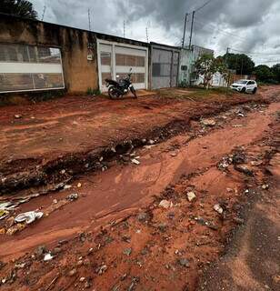 Cratera abre em asfalto e deixa moradores &ldquo;presos&rdquo; no Col&uacute;mbia 