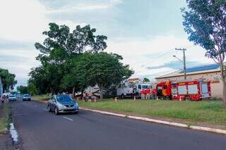 Durante pancada de chuva, &aacute;rvore cai e deixa Coophar&aacute;dio sem energia