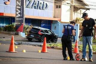 Motorista em carro de luxo atropela motoentregador, tenta fugir e acaba preso