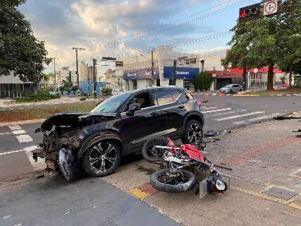 Motorista em carro de luxo atropela motociclista, tenta fugir e acaba preso