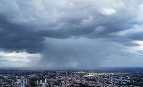 Chuva r&aacute;pida na Capital chega para aliviar &quot;calor&atilde;o&quot; de 34&deg;C 