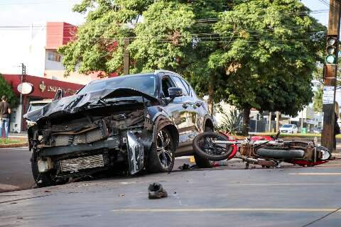 Motorista em carro de luxo atropela motociclista, tenta fugir e acaba preso