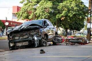 V&iacute;deo mostra momento em que ve&iacute;culo de luxo atinge e arrasta motociclista