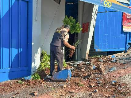 Motorista bate carro em estrutura do Camel&oacute;dromo e deixa preju&iacute;zo de R$ 20 mil