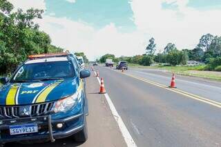 Jovem tem perna amputada ao bater moto de frente com carreta