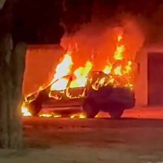 Carro fica completamente destru&iacute;do depois de pegar fogo na Vila Nasser