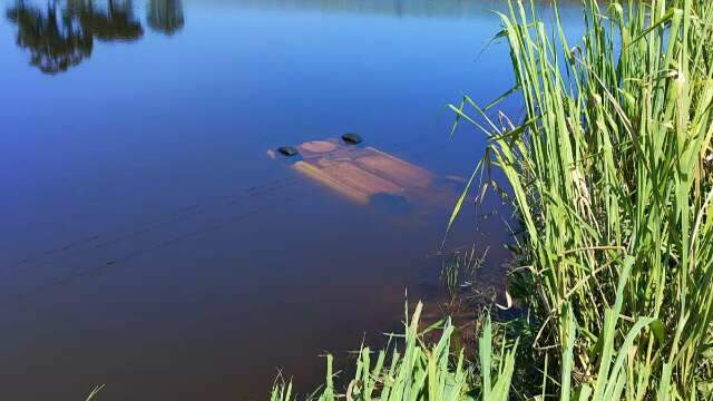 Fam&iacute;lia morre afogada ap&oacute;s carro cair em lagoa