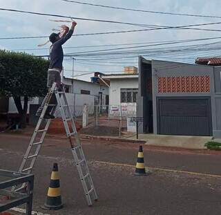 Caminh&atilde;o passa arrastando fia&ccedil;&atilde;o e sobra para morador o reparo