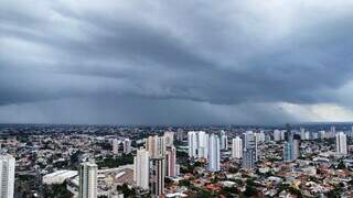 Pancada de chuva atinge Campo Grande nesta segunda-feira