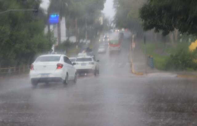 Pancada de chuva atinge Campo Grande nesta segunda-feira