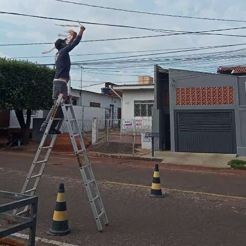 Caminh&atilde;o passa arrastando fia&ccedil;&atilde;o e sobra para morador o reparo