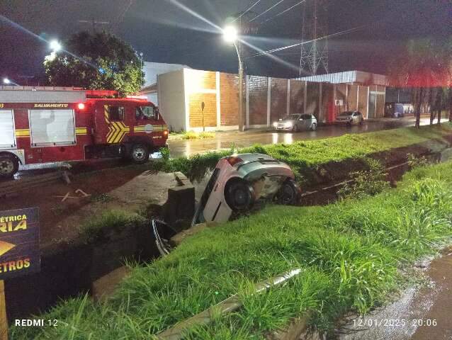 Carro cai em vala de avenida e motorista fica ferido 