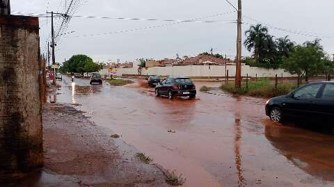 Ponto de alagamento na Rua da Divis&atilde;o volta a perturbar motoristas e vizinhos