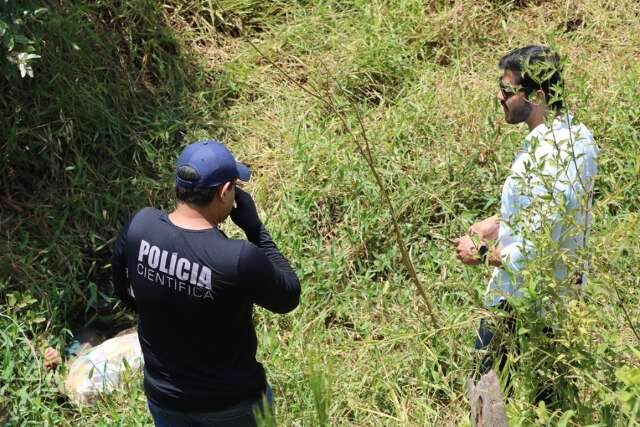 Corpo de idoso &eacute; encontrado &agrave;s margens de c&oacute;rrego 