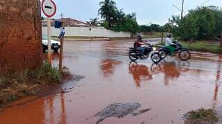 Ponto de alagamento na Rua da Divis&atilde;o volta a perturbar motoristas e vizinhos