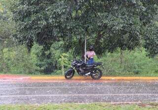 Pancada de chuva atinge Campo Grande nesta segunda-feira