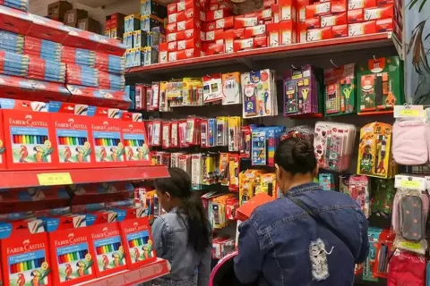 Maioria pretende gastar at&eacute; R$ 100 nas compras de materiais escolares