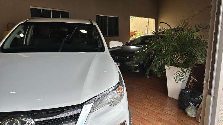 SW4 e Honda Civic apreendidos na casa do comerciante (Foto: Divulgação | PF)