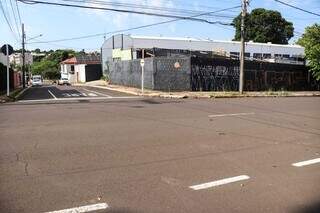 Motociclista d&aacute; &ldquo;pirueta&rdquo; no ar ao ser atingido por carro em cruzamento