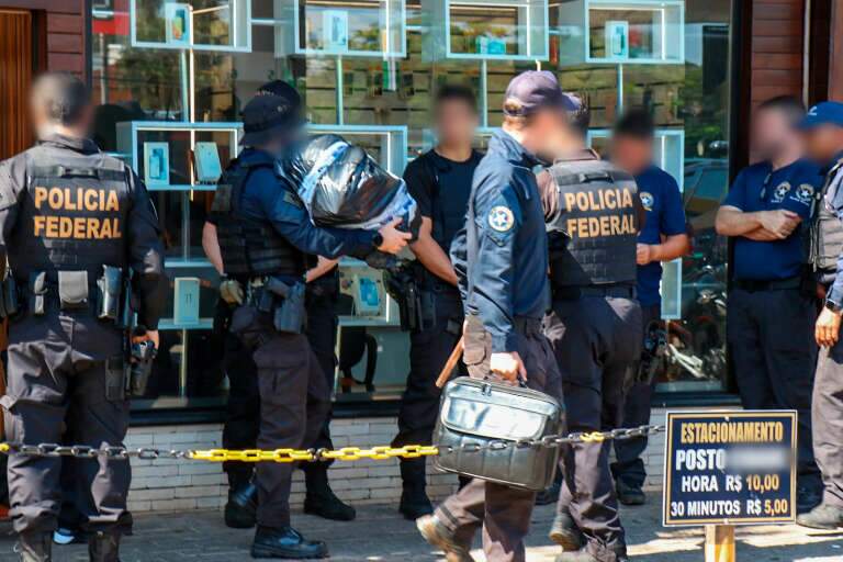 Agentes da Polícia Federal em frente à loja nesta manhã (Foto: Henrique Kawaminami)