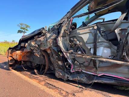 Carro tem roda e porta arrancada ao bater na lateral de caminh&atilde;o