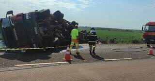 Condutor perde o controle e carreta tomba &agrave;s margens da BR-163