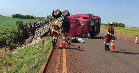 Condutor perde o controle e carreta tomba &agrave;s margens da BR-163