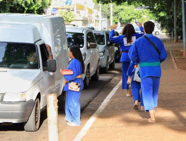 Judocas fazem &quot;ped&aacute;gio&quot; para arrecadar recursos e treinar em Curitiba