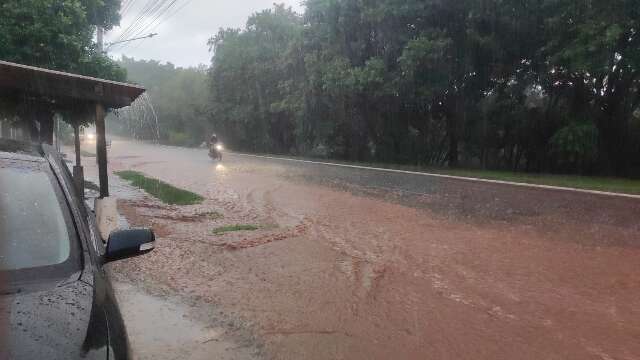 Capital registra diversos pontos de alagamento depois de chuva r&aacute;pida