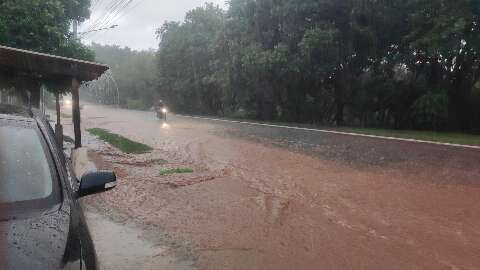 Capital registra diversos pontos de alagamento depois de chuva r&aacute;pida