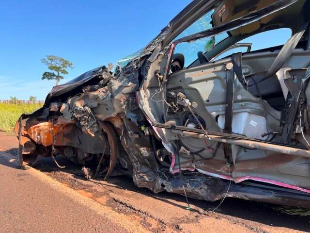 Carro tem roda e porta arrancada ao bater na lateral de caminh&atilde;o