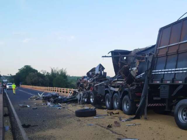 Motorista morre ap&oacute;s carreta desviar de buraco na BR-163