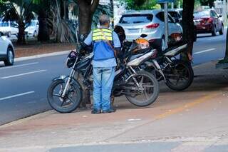 Com mototaxistas apagados por aplicativos, tem quem resista de domingo a domingo