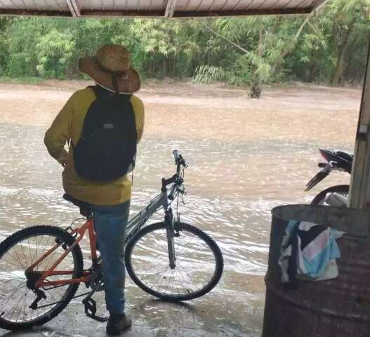 Justi&ccedil;a manda prefeitura resolver problema em avenida que alaga