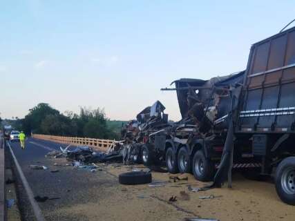 Motorista morre ap&oacute;s carreta desviar de buraco na BR-163