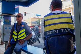 Com mototaxistas apagados por aplicativos, tem quem resista de domingo a domingo