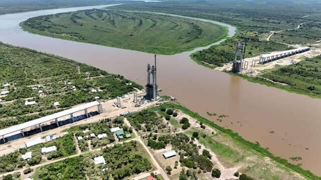 No calor&atilde;o de Porto Murtinho, at&eacute; a obra da ponte bioce&acirc;nica precisou de gelo 