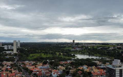 Capital seguir&aacute; com c&eacute;u nublado e com chuvas no final de semana