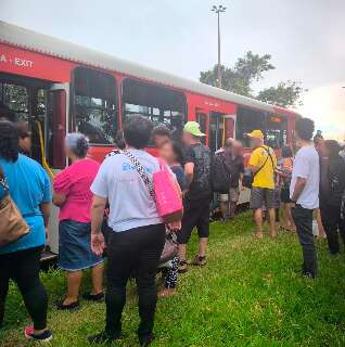 Princ&iacute;pio de inc&ecirc;ndio em pneus de &ocirc;nibus atrasa percurso para o Caiob&aacute;