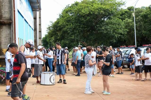 Oper&aacute;rio leva fam&iacute;lia inteira para a arquibancada na estreia da temporada