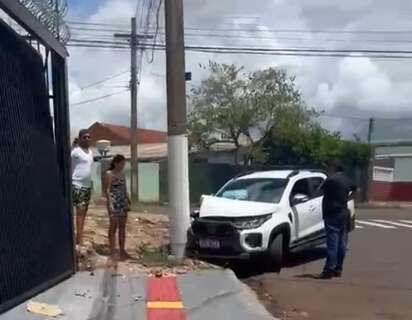 Em novo acidente, poste &ldquo;salva&rdquo; muro atingido por SUV de manh&atilde;