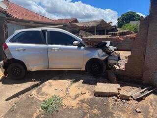 Motorista atinge moto, perde controle de carro e derruba muro de casa