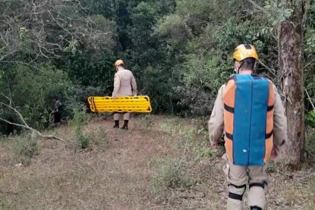 Mulher &eacute; resgatada em cachoeira de dif&iacute;cil acesso