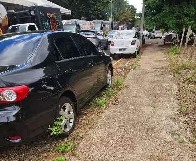 Carros nas cal&ccedil;adas durante feira &eacute; desespero para quem s&oacute; quer dia tranquilo