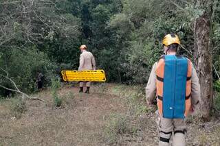 Mulher &eacute; resgatada em cachoeira de dif&iacute;cil acesso 