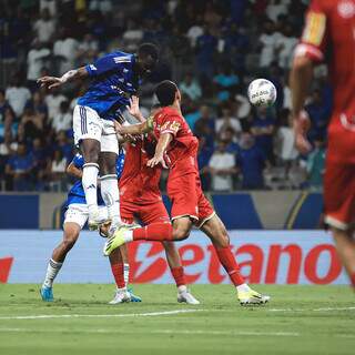 Cruzeiro vence no Mineir&atilde;o e Corinthians faz o &#039;dever de casa&#039; na Arena 