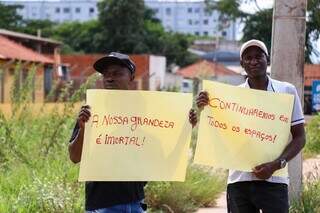 Com cruz, velas e flores, grupo protesta contra viol&ecirc;ncia ap&oacute;s morte de haitiano