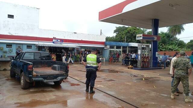 Policiais no posto de combustíveis onde comerciante foi executado