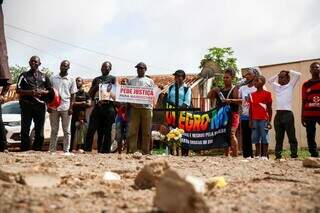 Com cruz, velas e flores, grupo protesta contra viol&ecirc;ncia ap&oacute;s morte de haitiano