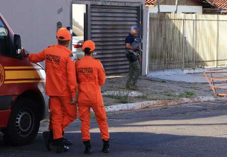 Rua interditada e negocia&ccedil;&atilde;o com policial do Bope em surto j&aacute; dura 5 horas